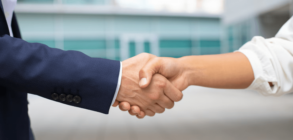 manos cerrando trato